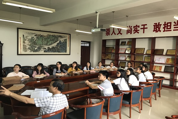 以实际行动书写人生新篇章——学院党委书记给本科生党员上专题党课