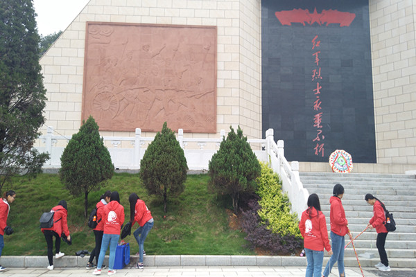 马克思主义学院举办“新时代扬绿色文明，新青年做环保使者”环保公益活动