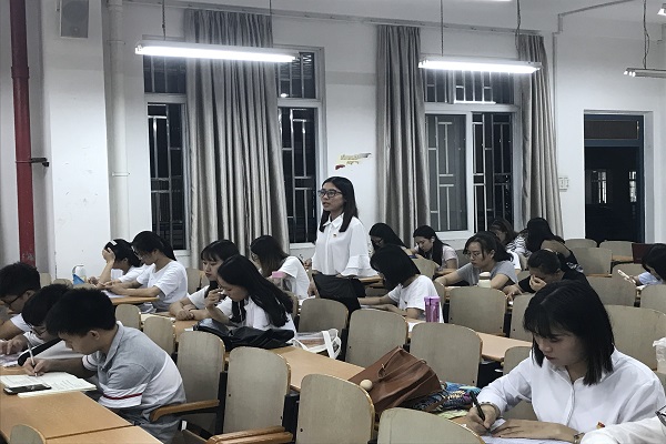 马克思主义学院本科生政教专业党支部召开预备党员转正大会暨学习《广西三起县级扶贫办主任严重违纪案件警示录》组织生活会