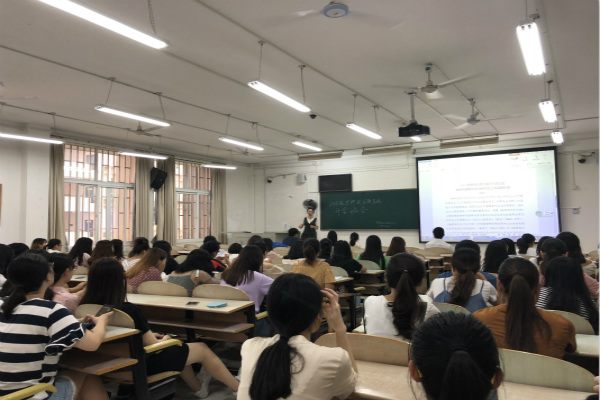 马克思主义学院2015级思想政治教育班召开开学班会