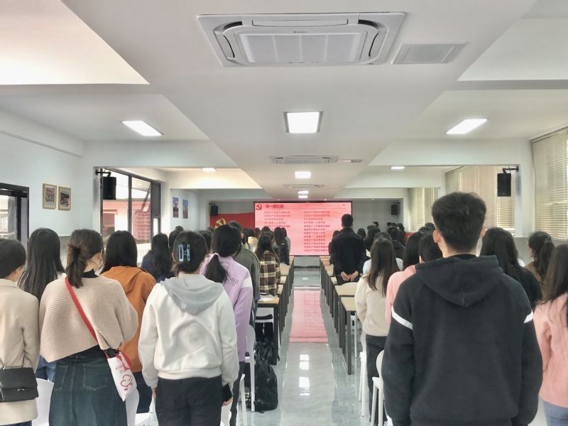 马克思主义学院研究生综合第三党支部联合广西师范大学研究生党务中心开展“缅怀革命先烈，开创美好未来”主题党日活动