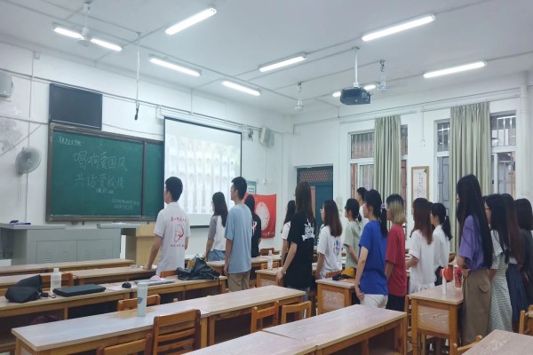 2020级思想政治教育第一团支部顺利举办“唱响爱国风，共话爱校情”主题团日活动