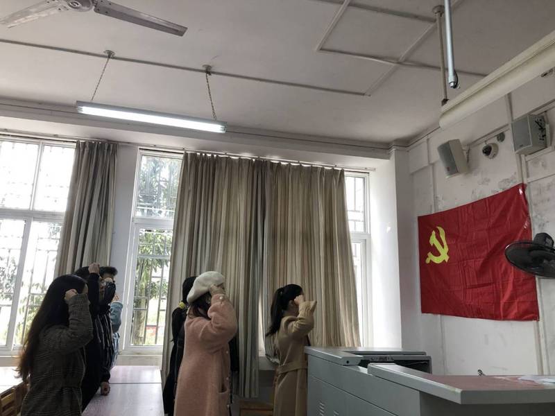 马克思主义学院研究生综合第二党支部党员发展大会暨预备党员转正大会圆满落幕