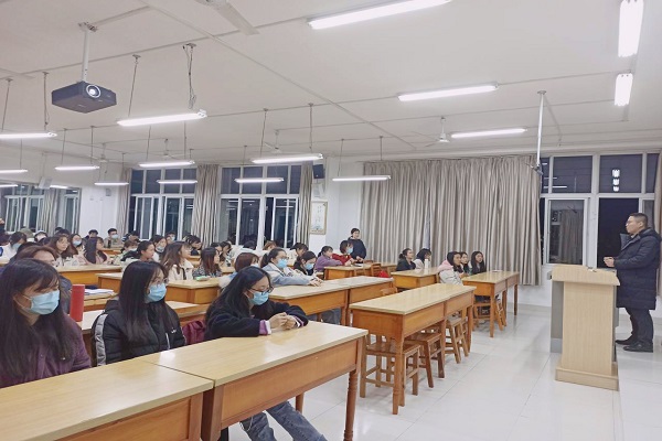 马克思主义学院2018级思想政治教育团支部顺利开展“开学返校安全教育班会”