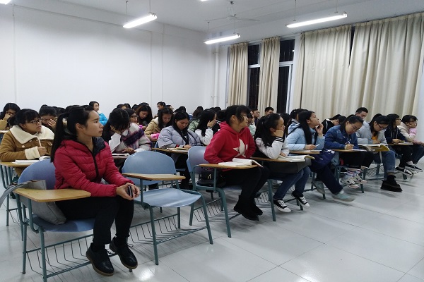 “政”当青春年华 “创”造辉煌未来——2017级思想政治教育二班开展大学生创新创业训练计划主题班会