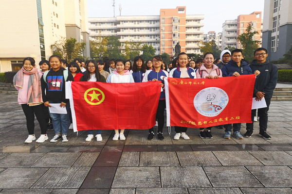 马克思主义学院2018级思想政治教育第二团支部举办“甩掉网络桎梏 激扬思政风姿”“三走”主题团日活动