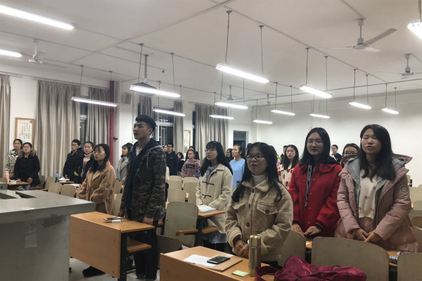 马克思主义学院2018级思想政治教育第一团支部顺利召开2018年度“总结促进发展，驰骋明日晴空”组织生活会