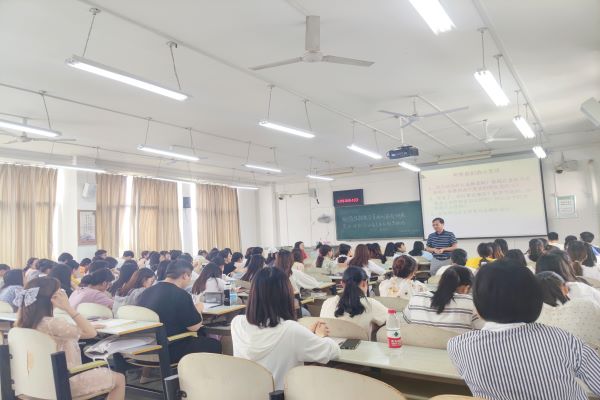 2018级思想政治教育班成功开展“师范生技能全员培训系列讲座第二场·思政课教师必备的素质和教学技巧”