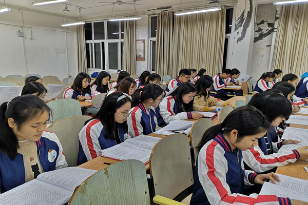 马克思主义学院2018级思想政治教育第二团支部举办“青年学生接续奋斗，绝不辜负伟大时代”主题团日活动