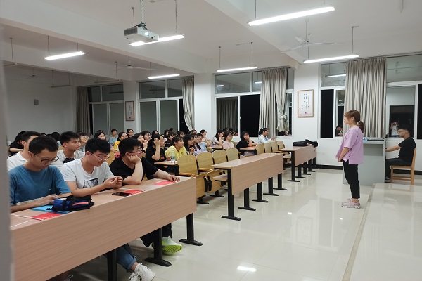 马克思主义学院2020级思想政治教育专业 “新生入学第一次全体班会暨自我介绍班会”圆满开展