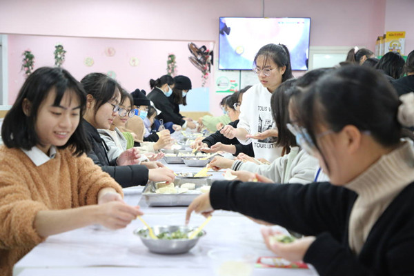 2021级思想政治教育第一团支部顺利开展“冬至连情谊，饺子暖人心”冬至包饺子活动