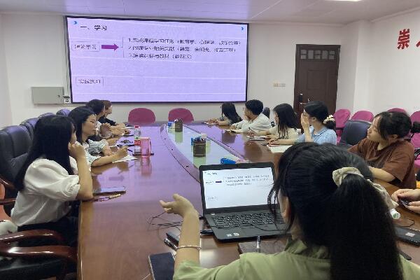 马克思主义学院本科生导师举办学生学习经验交流会