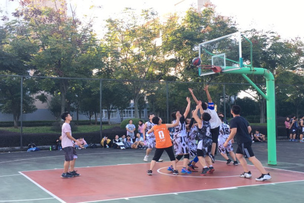 马克思主义学院成功举办新生杯篮球赛