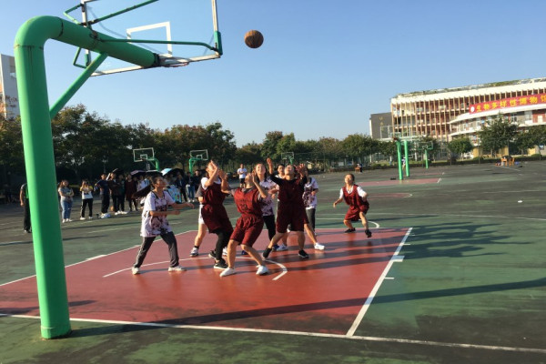 女篮奋勇拼搏.jpg