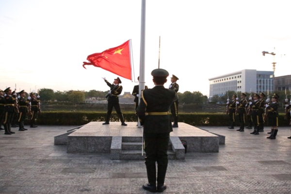 马克思主义学院举行“以‘诚’立身，以‘信’正行”升国旗主题教育活动