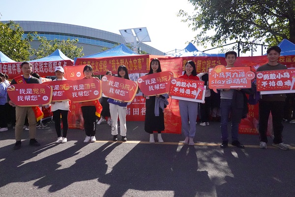 “亮身份做表率，践使命当先锋”——马克思主义学院持续深化“我为群众办实事”“我为青年做件事”主题实践活动