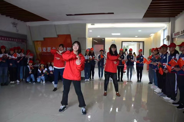 我院学子用红歌快闪启动雷锋活动月