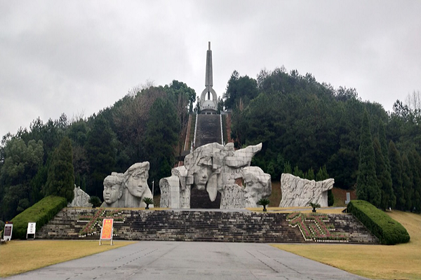 参观烈士纪念碑园，探究蕴藏廉洁文化——广西师范大学红廉团队