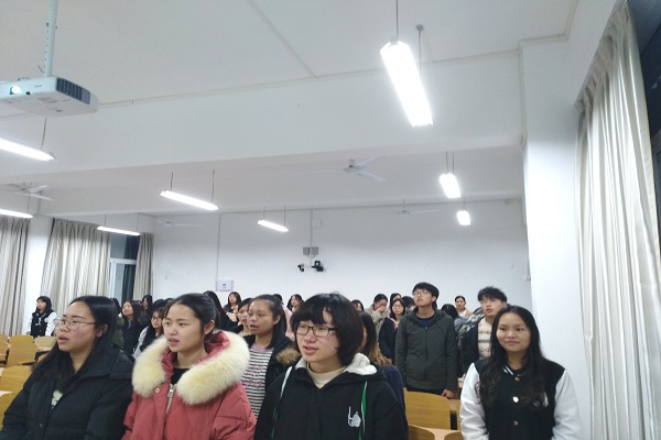 马克思主义学院2017级思政第二团支部开展“开怀畅言共评议，督促进步齐向前”组织生活会