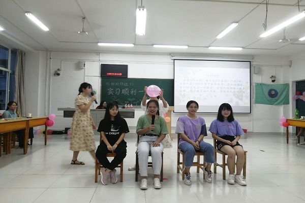 马克思主义学院2019级思想政治教育第二团支部成功举办“惜旧事温暖陪伴，愿明朝万事胜意”助班欢送会