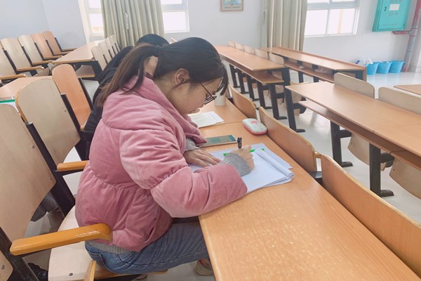 马克思主义学院本科生政教专业党支部召开“筑牢初心使命，锻造坚强堡垒”主题党日活动