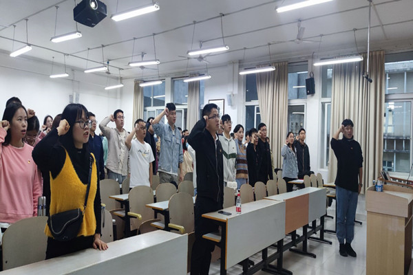 研究生综合第一党支部开展“党支部委员换届大会”暨“爱校荣校 爱院兴院”主题党日活动