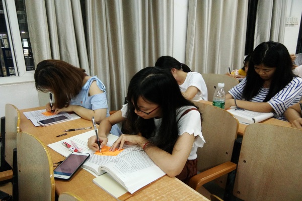 马克思主义学院本科生政教专业党支部举办“迎七一•颂党恩”组织生活会