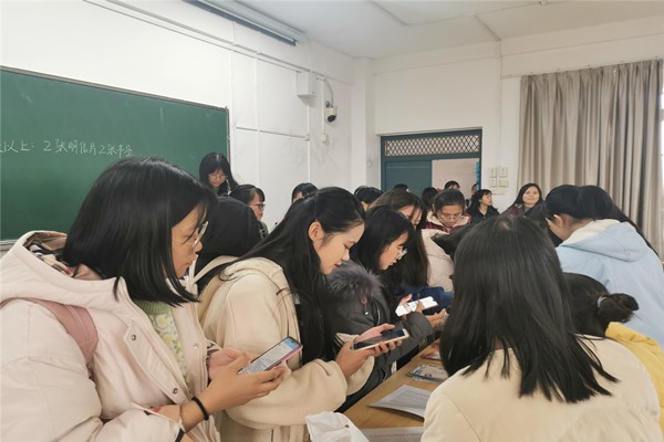 马克思主义学院主办及2018级思想政治教育第二团支部承办“重温经典语录，坚守红色初心”校园送书签活动