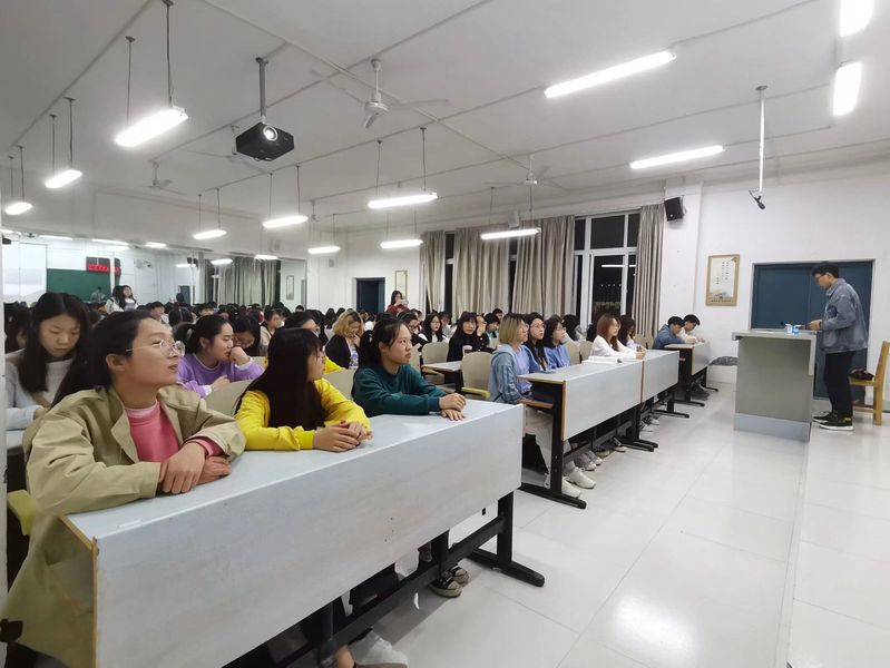 马克思主义学院2020级思想政治教育专业开展《觉醒年代》党史学习教育