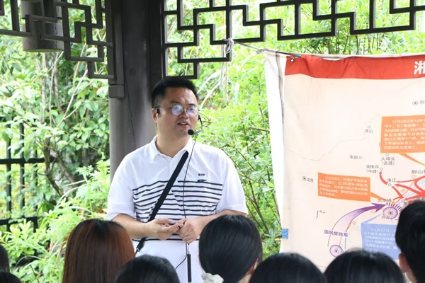 重温峥嵘岁月，永葆赤诚之心——马克思主义学院与政治与公共管理学院联合开展学生党支部专题党课活动