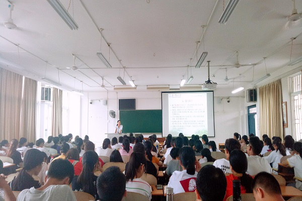 马克思主义学院2018级思想政治教育班学生手册及资助政策解读大会圆满开展