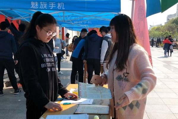 传承雷锋精神，弘扬助人风气——马克思主义学院青年志愿者协会开展雷锋一条街志愿服务活动