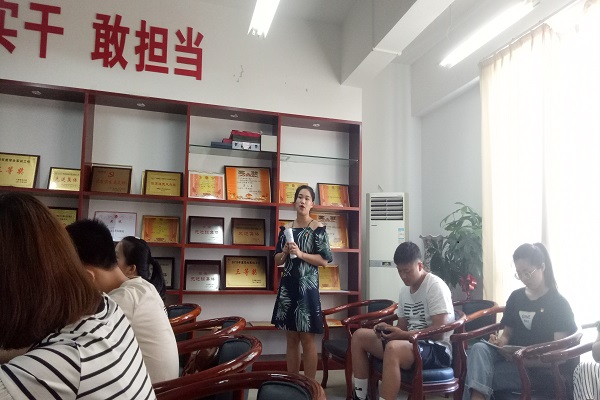 马克思主义学院学生党支部举办庆祝七一座谈会