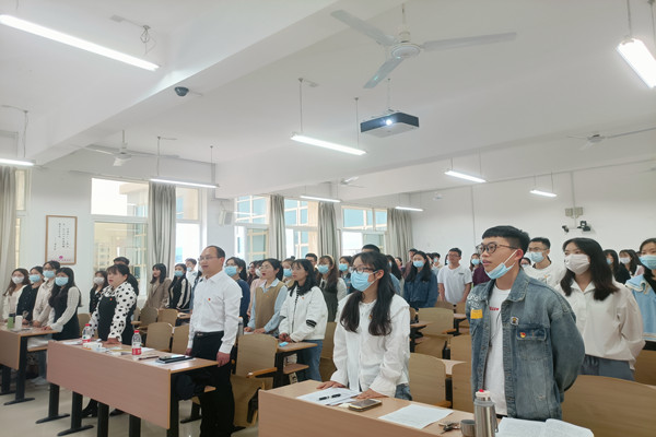 研究生思想政治教育专业党支部开展“捍卫‘两个确立’，做到‘两个维护’，凝心聚力建设和谐幸福美好新马院”主题党日活动