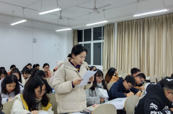马克思主义学院本科生政教专业党支部顺利召开预备党员转正大会暨党员宣誓大会