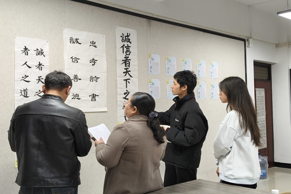 马克思主义学院举办“墨染诚信书正气，笔承道义显初心”基本功技能比赛决赛