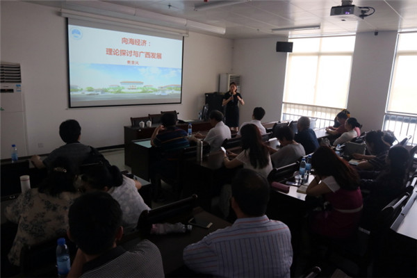 马克思主义学院注重加强对思政课教师的培训