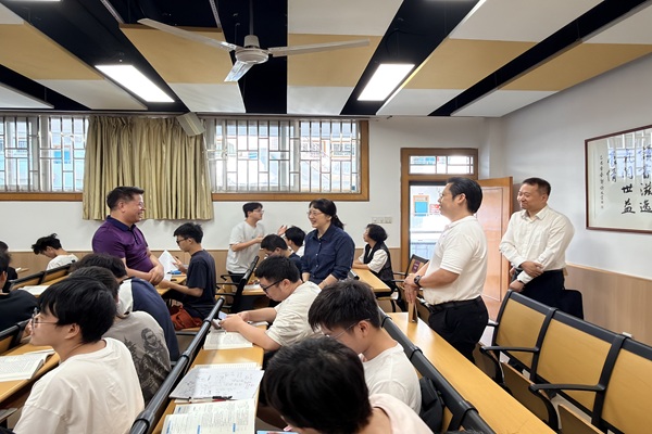 校领导深入思政课课堂开展听课调...