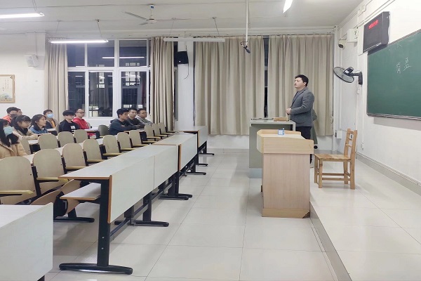 马克思主义学院顺利召开同上一堂开学返校后主题班会课