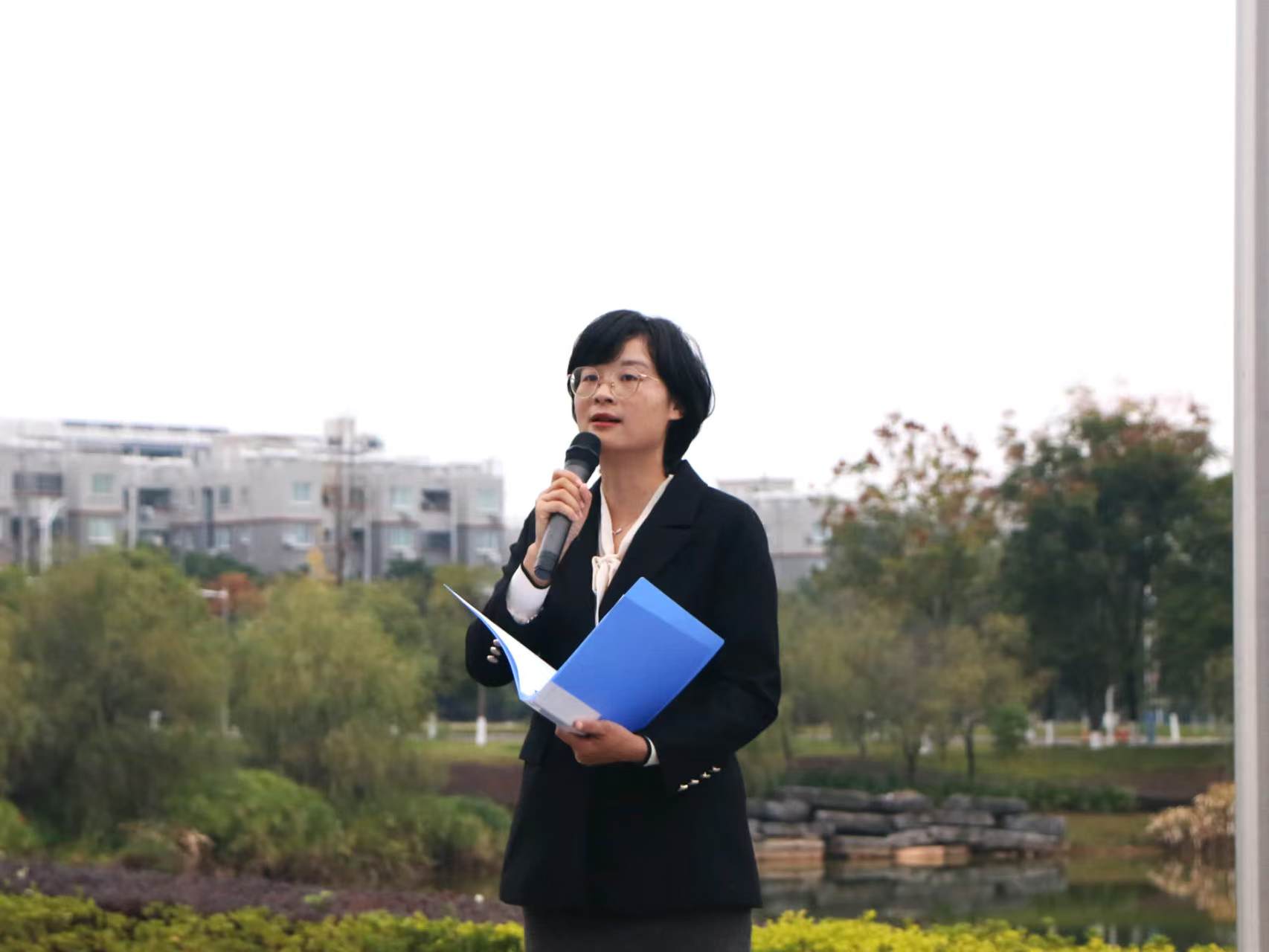 马克思主义学院举行“铸诚信品格，做清淳学子”升国旗主题教育活动