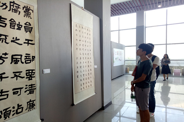 我院组织师生参观学校庆祝建党97周年师生廉洁文化作品展