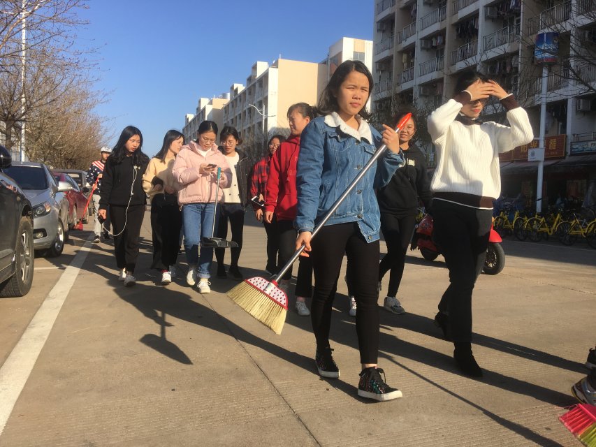 助人为乐情常在 雷锋精神心永存——马克思主义学院2017级思想政治教育第一团支部开展学雷锋活动