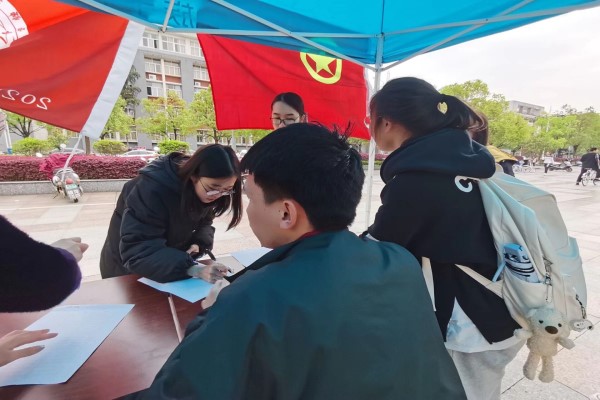 马克思主义学院2020级思想政治教育第一团支部顺利举办       “回收分类树新风，师大雷锋‘政’风采”主题团日活动