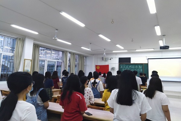 马克思主义学院2019级思想政治教育第二团支部“天工人巧日争新，步履实地创华章”主题团日活动成功开展
