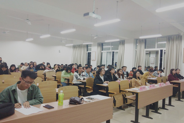 马克思主义学院2017级思想政治教育团支部成功举办“十三个‘坚持和完善’发出‘中国之治’最强音”宣讲会