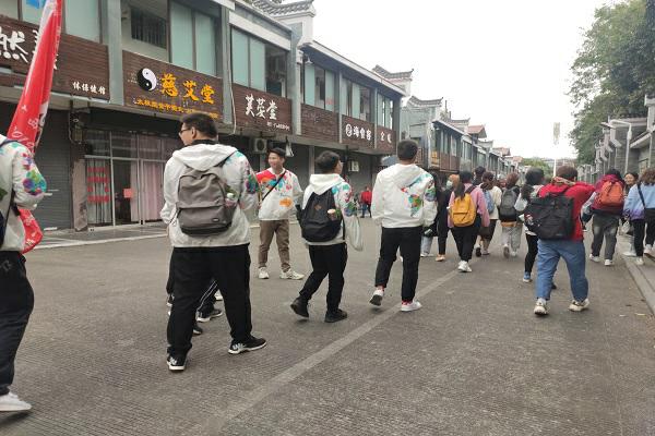 马克思主义学院2019级思想政治教育第一团支部成功举办“廉”动金秋，创新创业主题团日活动之出游古莲文化街