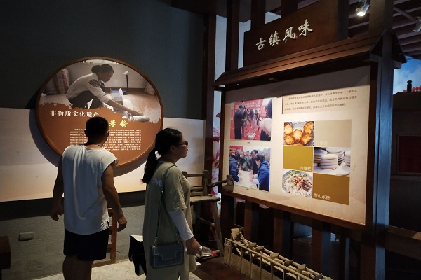 后扶贫时代下古镇文化旅游开发现状及其发展路径研究 ——马克思主义学院“探古寻游”团队赴广西柳州鹿寨县中渡古镇开展调研活动