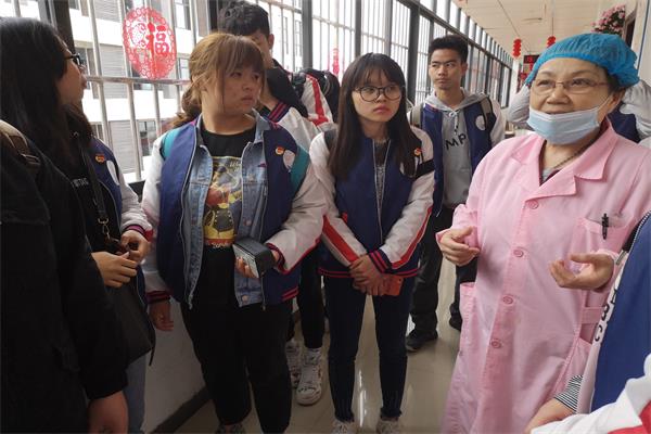 我院2018级思想政治教育第二团支部开展“学习雷锋，关爱老人”主题团日活动