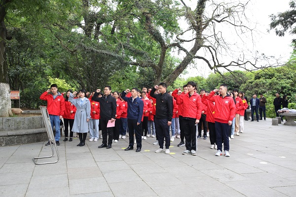 马克思主义学院清明祭扫烈士陵园