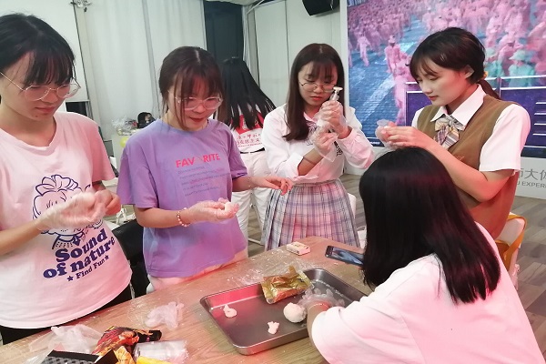 马克思主义学院2019级思想政治教育第二团支部成功举办 “双节同庆寓美意，齐聚一堂共欢愉”主题晚会